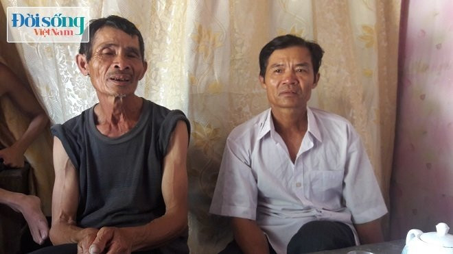 Ngày hôm nay ông Chinh (bên phải) có mặt tại nhà bà Thành để tiến hành “khai quật” khu vườn Ngày hôm nay ông Chinh (bên phải) có mặt tại nhà bà Thành để tiến hành “khai quật” khu vườn