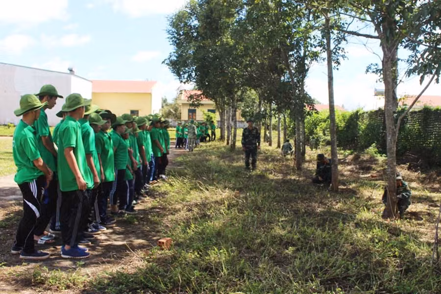 1 Các chiến sĩ nhí tham gia học tập các nội dung huấn luyện của quân đội. Ảnh: P.L