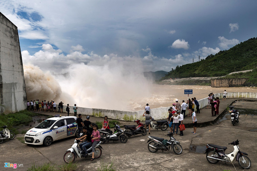 Hình ảnh xả lũ tại đập thủy điện Hòa Bình sáng 20-7. Do mưa lớn liên tục trong tháng 6 vừa qua và ảnh hưởng từ cơn bão số 2 khiến mực nước trên các hồ thủy điện miền Bắc ở mức cao. Lúc 10h ngày 18/7, mực nước ở hồ Hòa Bình ở cao trình 105,84 m, trong khi đó, lưu lượng nước đổ về hồ là 3.060 m3/s. Hình ảnh xả lũ tại đập thủy điện Hòa Bình sáng 20-7. Do mưa lớn liên tục trong tháng 6 vừa qua và ảnh hưởng từ cơn bão số 2 khiến mực nước trên các hồ thủy điện miền Bắc ở mức cao. Lúc 10h ngày 18/7, mực nước ở hồ Hòa Bình ở cao trình 105,84 m, trong khi đó, lưu lượng nước đổ về hồ là 3.060 m3/s.
