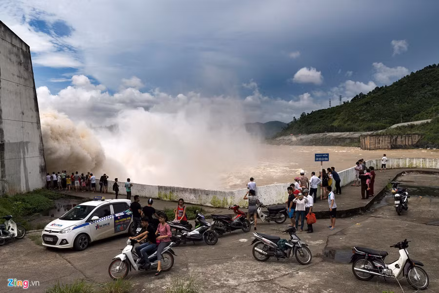  Hình ảnh xả lũ tại đập thủy điện Hòa Bình sáng 20-7. Do mưa lớn liên tục trong tháng 6 vừa qua và ảnh hưởng từ cơn bão số 2 khiến mực nước trên các hồ thủy điện miền Bắc ở mức cao. Lúc 10h ngày 18/7, mực nước ở hồ Hòa Bình ở cao trình 105,84 m, trong khi đó, lưu lượng nước đổ về hồ là 3.060 m3/s.