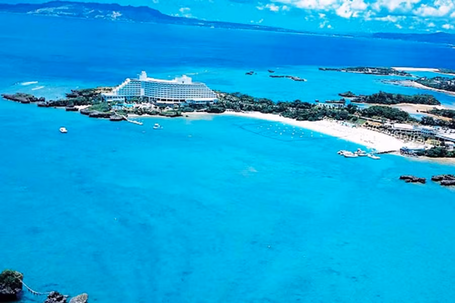 bãi biển Emerald ở phía Tây Okinawa
