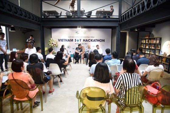 Họp báo công bố cuộc thi “Vietnam IoT Hackathon 2017”.
