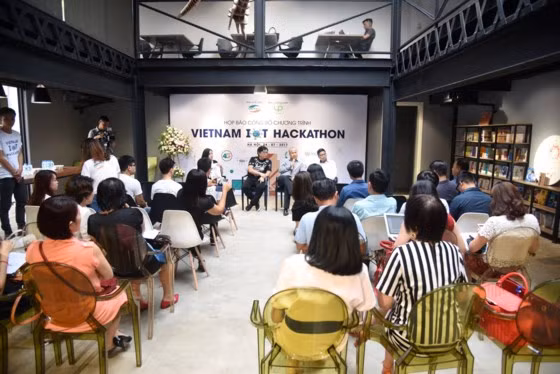 Họp báo công bố cuộc thi “Vietnam IoT Hackathon 2017”.