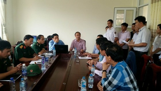 Lãnh đạo Giao thông-Vận tải, tỉnh Nghệ An cùng lực lượng cứu hộ đang bàn phương án tìm kiếm thuyền viên bị nạn Lãnh đạo Giao thông-Vận tải tỉnh Nghệ An cùng lực lượng cứu hộ đang bàn phương án tìm kiếm thuyền viên bị nạn