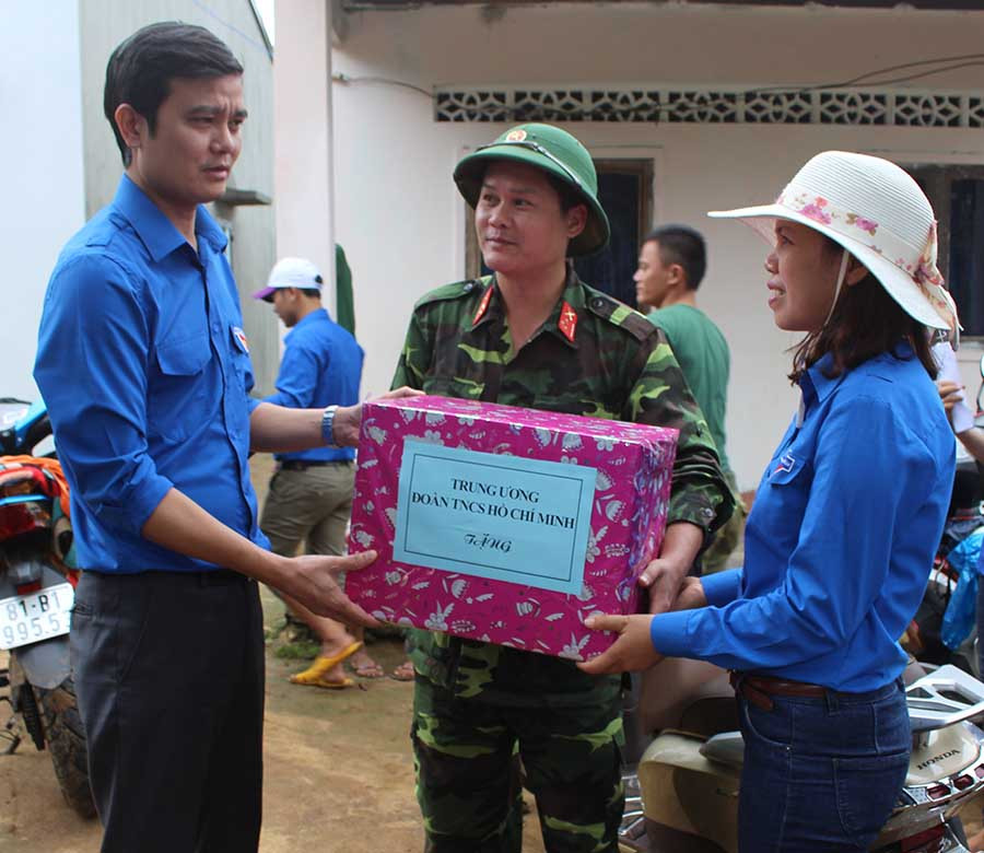 Đồng chí Bùi Quang Huy (bên trái) tặng quà động viên các chiến sĩ Trung đoàn 48. Ảnh: Phan Lài