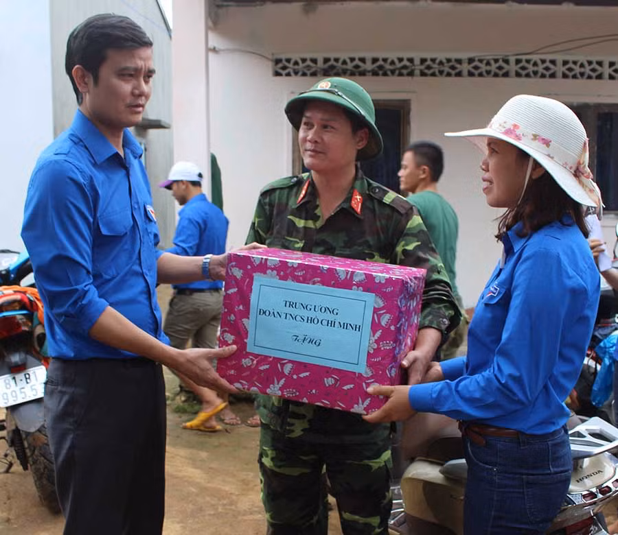 Đồng chí Bùi Quang Huy (bên trái) tặng quà động viên các chiến sĩ Trung đoàn 48. Ảnh: Phan Lài