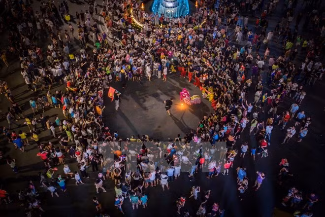  Trình diễn múa lân trên quảng trường Đông Kinh Nghĩa Thục.