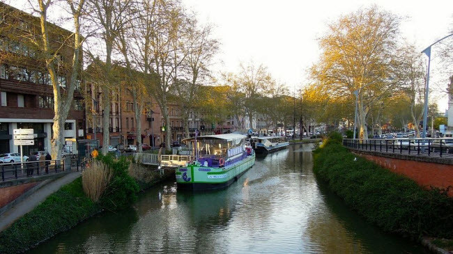  Ngày nay, kênh đào Canal du Midi được sử dụng chủ yếu cho du lịch và các môn thể thao nước. Du khách cũng có thể đạp xe hay chạy bộ dọc hai bờ kênh từ Sète tới Bordeaux để chiêm ngưỡng các cánh đồng nho, hướng dương và những ngôi làng nhỏ thanh bình.