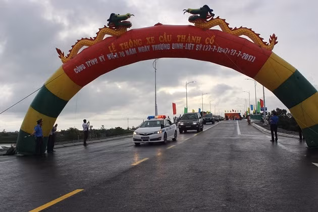 Cầu Thành Cổ nối đôi bờ sông Thạch Hãn sẽ tạo điều kiện thuận lợi cho người dân qua lại viếng, tưởng niệm Anh hùng liệt sĩ tại Thành Cổ Quảng Trị.