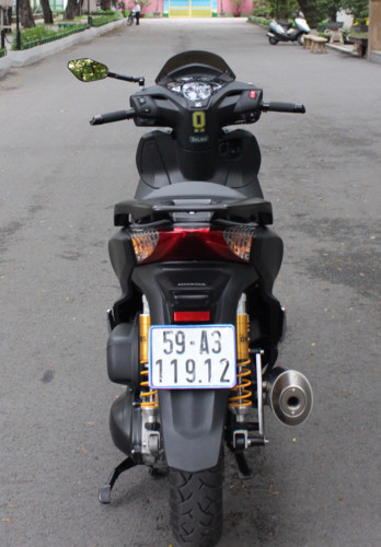 Honda SH được thay full bộ nồi Malossi cùng bộ lọc gió BMC giúp cho xe vận hành nhẹ nhàng và tiết kiệm hơn. Ngoài ra xe được lắp ống xả 4 road đời 2008 nổi tiếng, mặc dù giá đắt hơn các đời khác nhưng sẽ giúp tiếng pô xe trở nên ấm và phấn khích hơn.