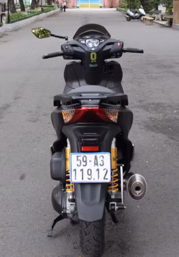 Honda SH được thay full bộ nồi Malossi cùng bộ lọc gió BMC giúp cho xe vận hành nhẹ nhàng và tiết kiệm hơn. Ngoài ra xe được lắp ống xả 4 road đời 2008 nổi tiếng, mặc dù giá đắt hơn các đời khác nhưng sẽ giúp tiếng pô xe trở nên ấm và phấn khích hơn.