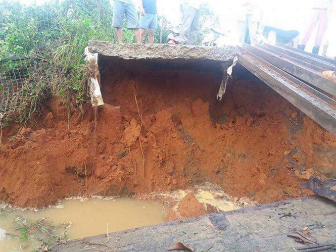 Đất bị mưa xói sâu hàng mét. Đất bị mưa xói sâu hàng mét.