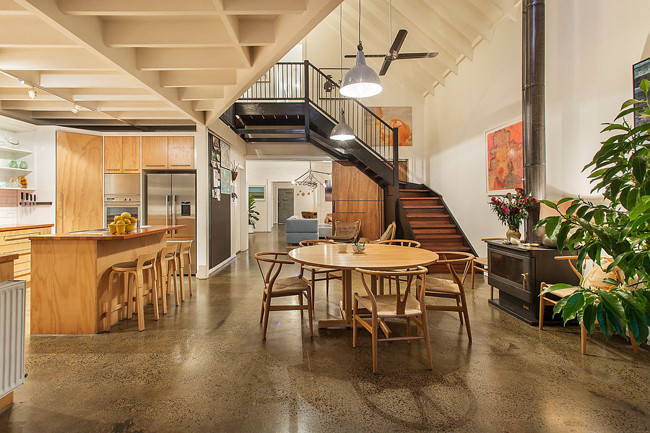 Sau khi cải tạo, nhà kho đã biến thành một căn hộ 4 phòng ngủ, 2 phòng tắm, bao quanh là vườn cây xanh mướt mắt mà ai nhìn cũng phải xiêu lòng.