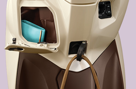 Lead mới được trang bị móc treo và hốc để đồ tiện lợi phía trước. Đặc biệt xe còn được trang bị hệ thống khóa thông minh Honda Smart Key hiện đại giúp tăng khả năng chống trộm. Lead mới được trang bị móc treo và hốc để đồ tiện lợi phía trước. Đặc biệt xe còn được trang bị hệ thống khóa thông minh Honda Smart Key hiện đại giúp tăng khả năng chống trộm.