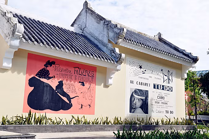 Khắp các ngõ ngách của khu nghỉ của những bức tranh tường sống động. Mỗi bức tranh lại ẩn chứa một câu chuyện về Đông Dương thế kỷ XX. 