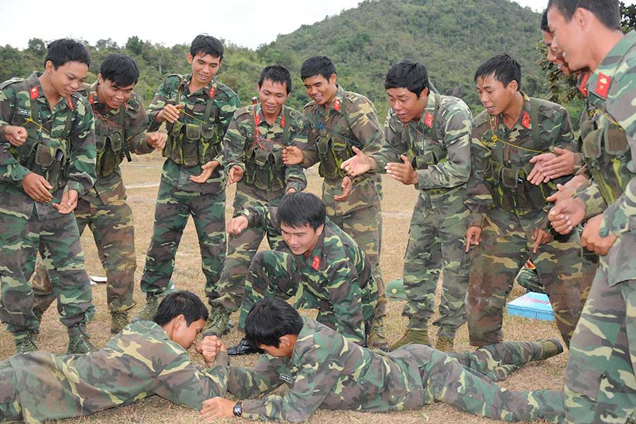 Hoạt động trong giờ nghỉ trên thao trường của tuổi trẻ Lữ đoàn T-TG273, Quân đoàn 3. Ảnh: Anh Tùng