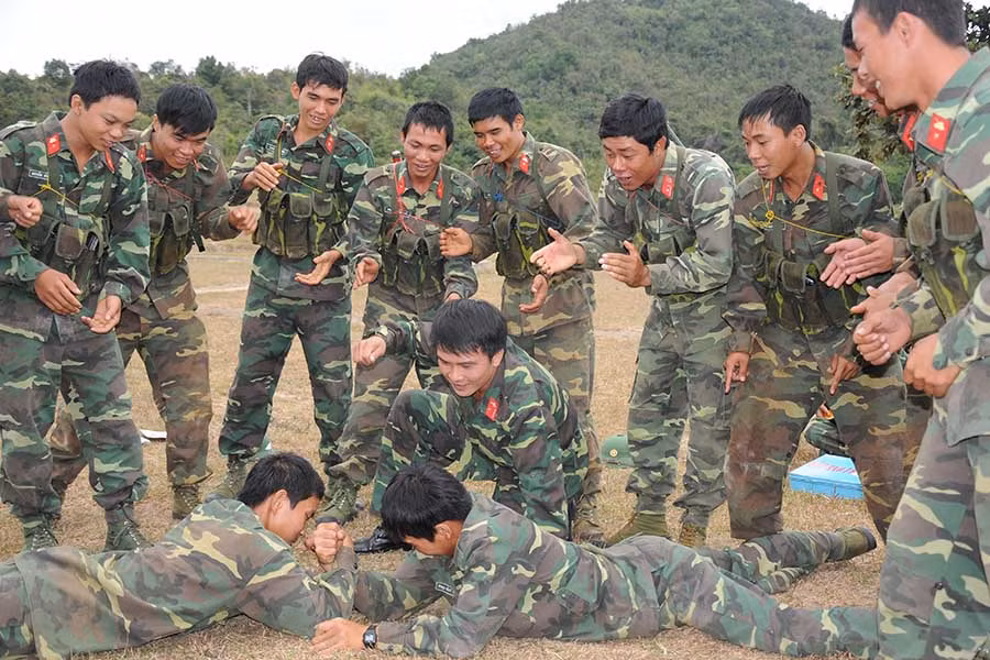 Hoạt động trong giờ nghỉ trên thao trường của tuổi trẻ Lữ đoàn T-TG273, Quân đoàn 3. Ảnh: Anh Tùng Hoạt động trong giờ nghỉ trên thao trường của tuổi trẻ Lữ đoàn T-TG273, Quân đoàn 3. Ảnh: Anh Tùng