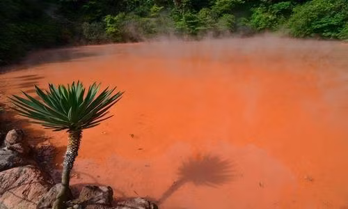 Suối nước nóng Chinoike Jigoku, Beppu, Nhật Bản, được mệnh danh là "ao máu địa ngục" với nhiệt độ nước lên tới 78 độ C. Nước có màu đỏ như máu do chứa hàm lượng oxit sắt rất cao. Ảnh: Naoima. Suối nước nóng Chinoike Jigoku, Beppu, Nhật Bản, được mệnh danh là