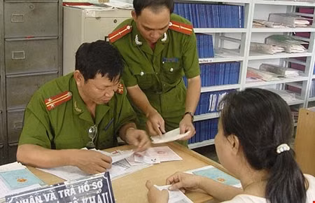 Bỏ quy định xuất trình giấy tờ chứng minh nơi cư trú