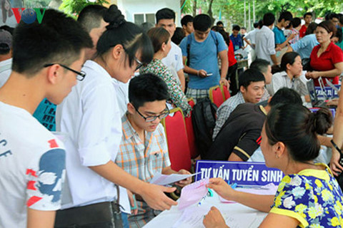 Thông qua mức điểm sàn do Bộ GD-ĐT công bố, các trường ĐH, CĐ sẽ xây dựng mức điểm chuẩn để thực hiện công tác tuyển sinh Thông qua mức điểm sàn do Bộ GD-ĐT công bố, các trường ĐH, CĐ sẽ xây dựng mức điểm chuẩn để thực hiện công tác tuyển sinh