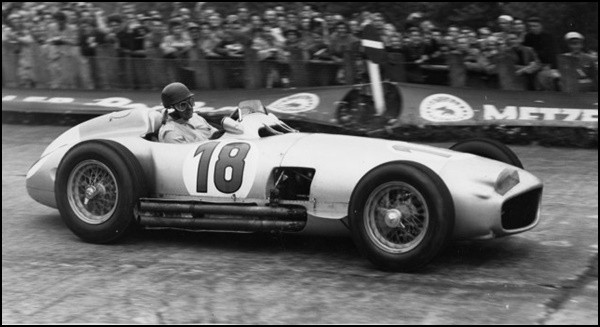 Mercedes Benz W196 1954 xuất hiện trong các cuộc đua.