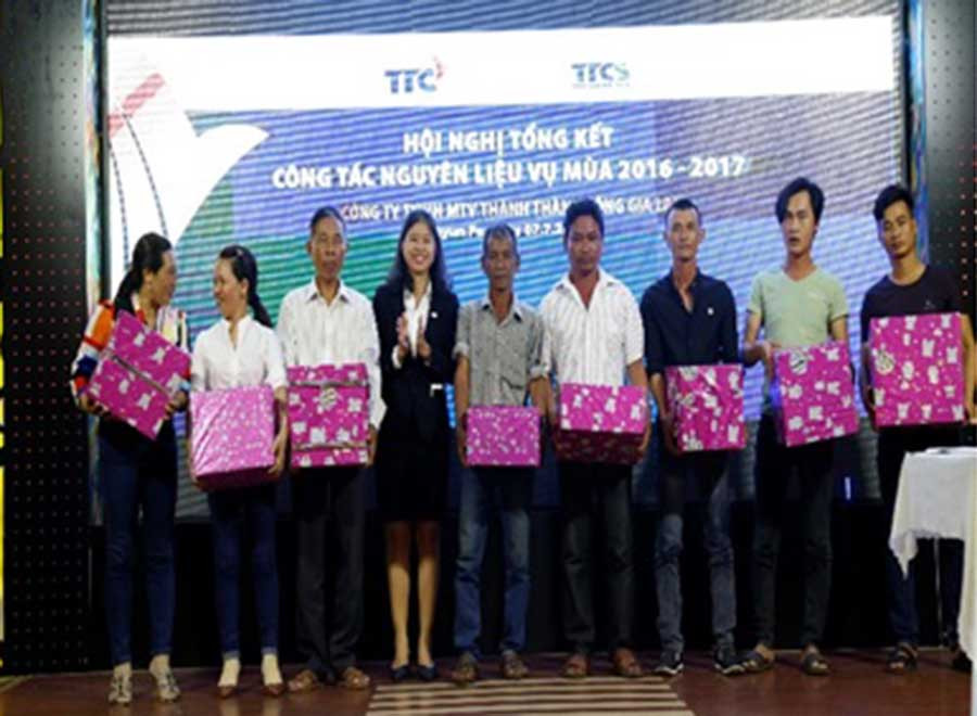 Lãnh đạo TTCS Gia Lai trao thưởng cho chủ mía, nhóm công, địa phương đạt giải trong Hội nghị.