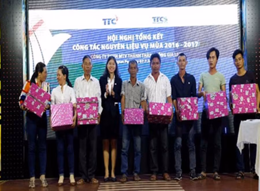 Lãnh đạo TTCS Gia Lai trao thưởng cho chủ mía, nhóm công, địa phương đạt giải trong Hội nghị.