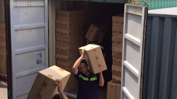 Hai container chứa hàng ngàn thùng thuốc lá ngoại. Hai container chứa hàng ngàn thùng thuốc lá ngoại.