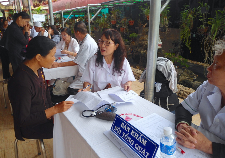 Các bác sĩ tận tình tư vấn, khám bệnh cho bệnh nhân. Ảnh: Hồng Thi