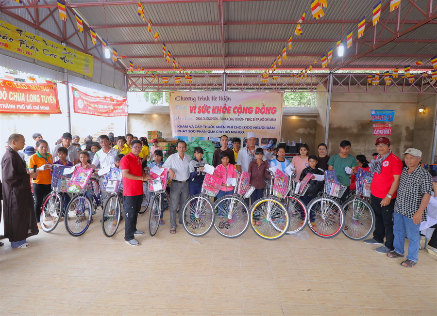 Đoàn tặng xe đạp, sách vở… cho các em học sinh thuộc làng Pốt (xã Song An, thị xã An Khê). Ảnh: Hồng Thi