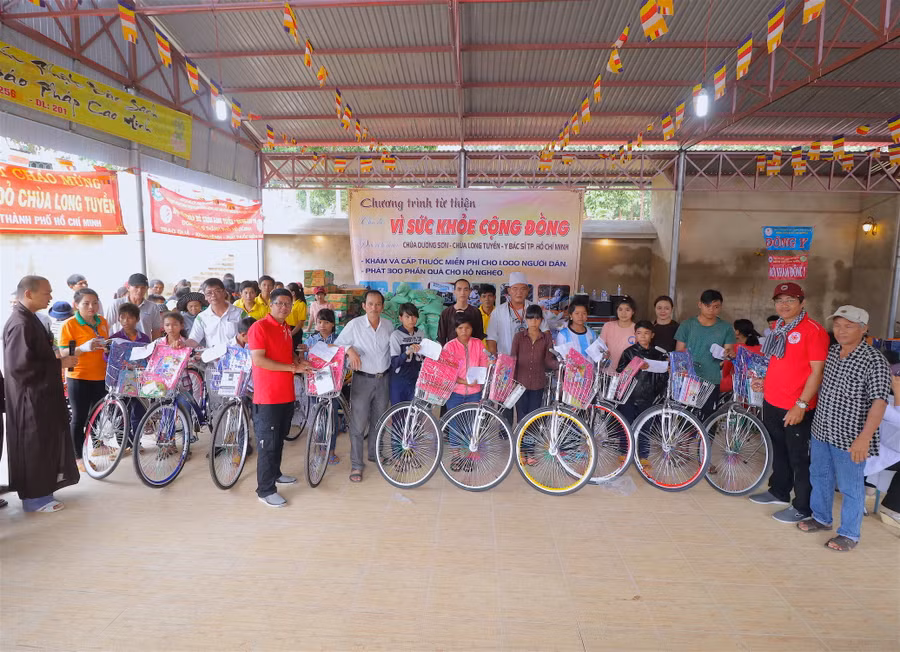 Đoàn tặng xe đạp, sách vở… cho các em học sinh thuộc làng Pốt (xã Song An, thị xã An Khê). Ảnh: Hồng Thi