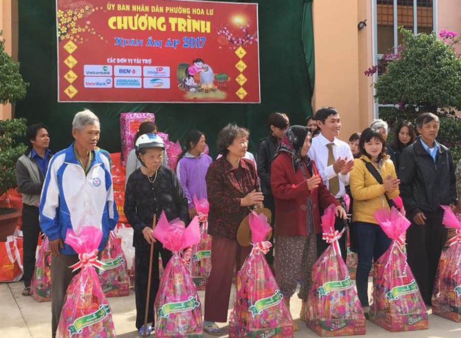 VCB Gia Lai tặng quà cho người dân phường Hoa Lư, TP. Pleiku. Ảnh: T.S  VCB Gia Lai tặng quà cho người dân phường Hoa Lư, TP. Pleiku. Ảnh: T.S