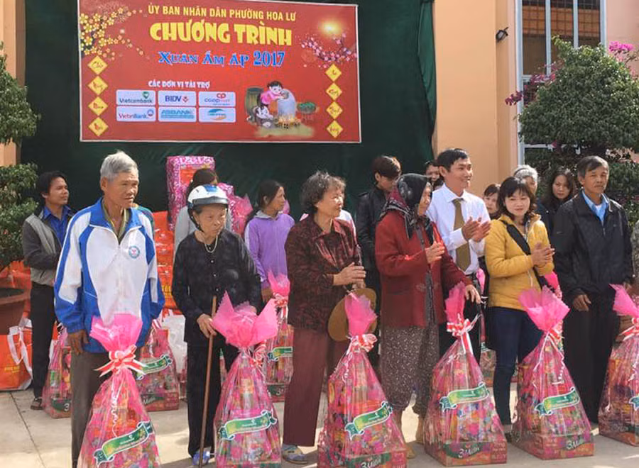  VCB Gia Lai tặng quà cho người dân phường Hoa Lư, TP. Pleiku. Ảnh: T.S