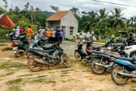 Nhà cô giáo C, nơi xảy ra vụ việc. Nhà cô giáo C, nơi xảy ra vụ việc.