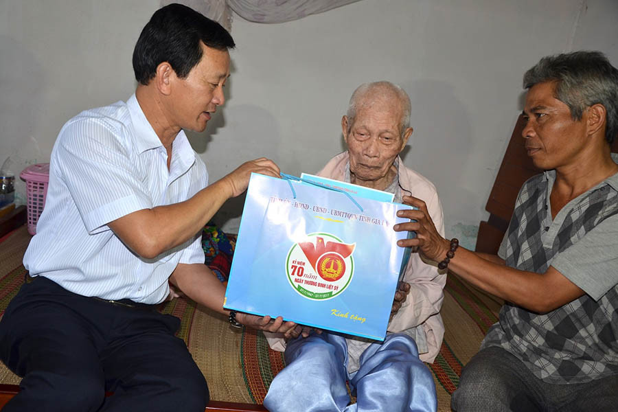  Bí thư Tỉnh ủy Dương Văn Trang tặng quà gia đình chính sách. Ảnh: Đức Phương