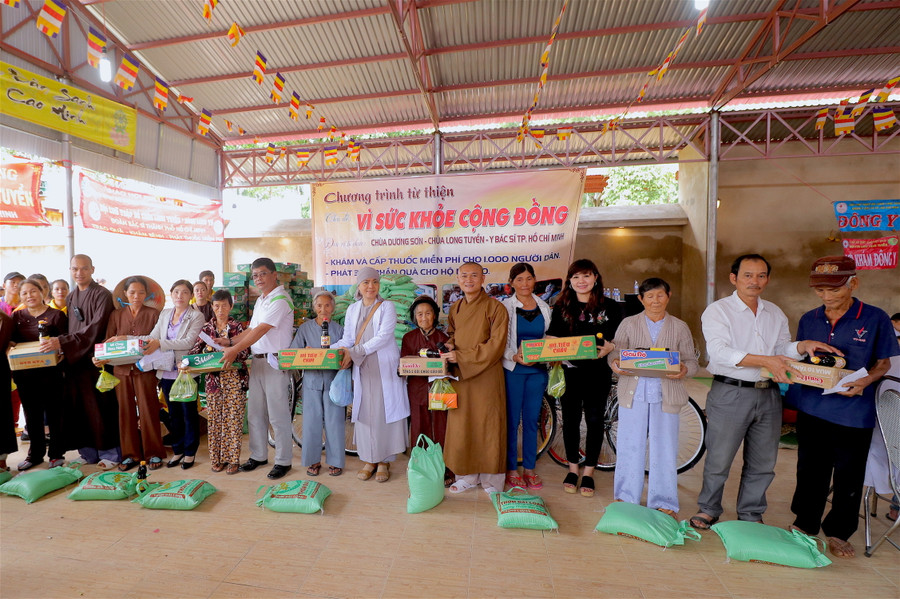 Những phần quà tuy nhỏ nhưng là nguồn động viên tinh thần vô cùng lớn cho những người dân nghèo. Ảnh: Hồng Thi