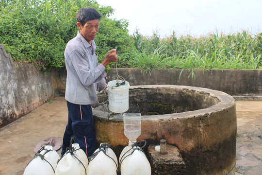 Cùng với ông Kiên, ông Mai Văn Thu cũng là phu nước hiếm hoi còn bám trụ với nghề. Cùng với ông Kiên, ông Mai Văn Thu cũng là phu nước hiếm hoi còn bám trụ với nghề.