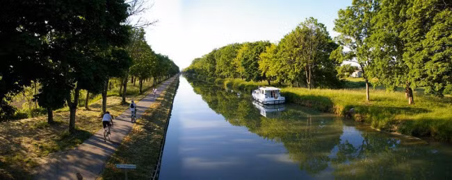 Trước khi kênh đào được xây dựng, hành trình trên biển kéo dài hằng tháng qua eo biển Gibraltar đối mặt với nhiều nguy hiểm từ cướp biển và bão mạnh.