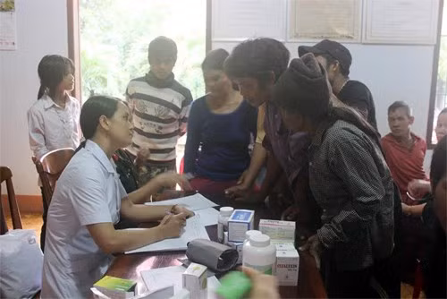 Khám bệnh, cấp thuốc miễn phí cho người dân. (ảnh minh họa) Bà con được khám chữa bệnh miễn phí (ảnh minh họa)