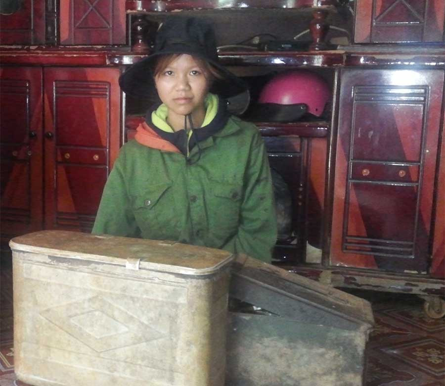  Người cháu bên cạnh kỷ vật kháng chiến của ông Siu Blêh. Ảnh: Trần Quốc Trung