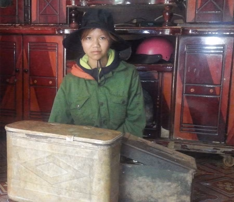  Người cháu bên cạnh kỷ vật kháng chiến của ông Siu Blêh. Ảnh: Trần Quốc Trung