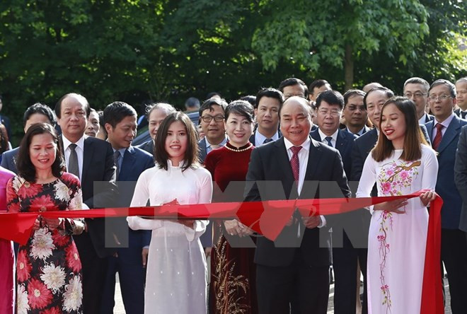 Thủ tướng Nguyễn Xuân Phúc cắt băng khánh thành Đại sứ quán Việt Nam tại Vương quốc Hà Lan.