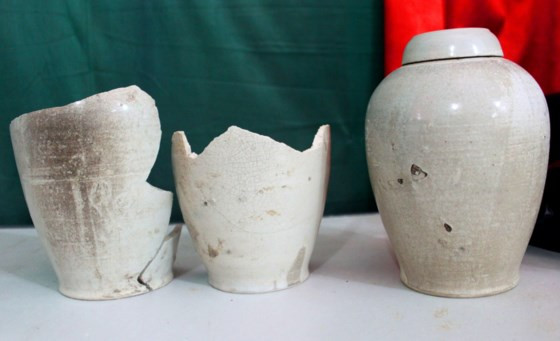 Một trong 3 chiếc bình gốm được chôn trong ngôi mộ cổ vẫn còn nguyên vẹn