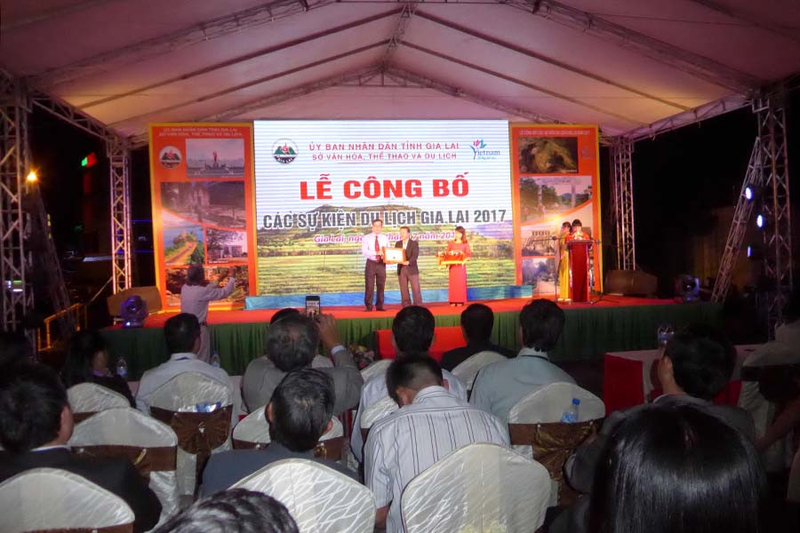 Đại diện tổ chức Vietkings trao bằng công nhận ẩm thực, đặc sản Gia Lai lọt top bình chọn của các tổ chức kỷ lục Việt Nam và châu Á. Ảnh: Hoàng Ngọc Đại diện tổ chức Vietkings trao bằng công nhận ẩm thực, đặc sản Gia Lai lọt top bình chọn của các tổ chức kỷ lục Việt Nam và châu Á. Ảnh: Hoàng Ngọc