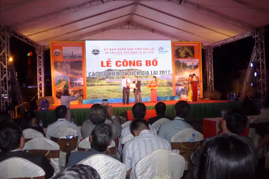 Đại diện tổ chức Vietkings trao bằng công nhận ẩm thực, đặc sản Gia Lai lọt top bình chọn của các tổ chức kỷ lục Việt Nam và châu Á. Ảnh: Hoàng Ngọc Đại diện tổ chức Vietkings trao bằng công nhận ẩm thực, đặc sản Gia Lai lọt top bình chọn của các tổ chức kỷ lục Việt Nam và châu Á. Ảnh: Hoàng Ngọc