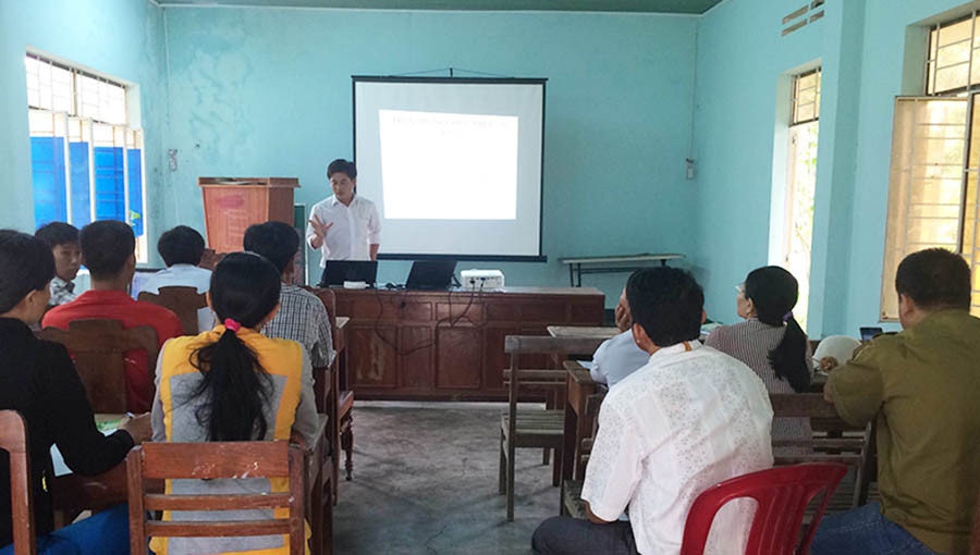 Cán bộ kỹ thuật hướng dẫn bà con cách trồng, chăm sóc cây điều. Ảnh: Như Loan Cán bộ kỹ thuật hướng dẫn bà con cách trồng, chăm sóc cây điều. Ảnh: Như Loan