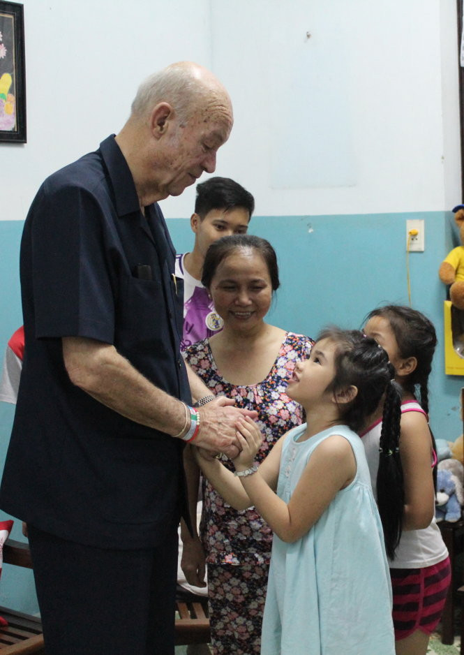 Ông Helmut Kutin hiện nay, bên những đứa trẻ trong Làng trẻ em SOS Gò Vấp. Ông Helmut Kutin hiện nay, bên những đứa trẻ trong Làng trẻ em SOS Gò Vấp.