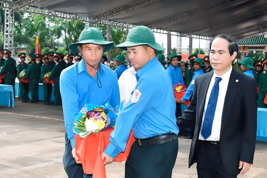Chủ tịch UBND Võ Ngọc Thành tham gia lễ đón, truy điệu và an táng liệt sĩ Quân Tình nguyện Việt Nam hy sinh ở Campuchia tại Nghĩa trang Liệt sĩ huyện Đức Cơ. Ảnh: Đ.T