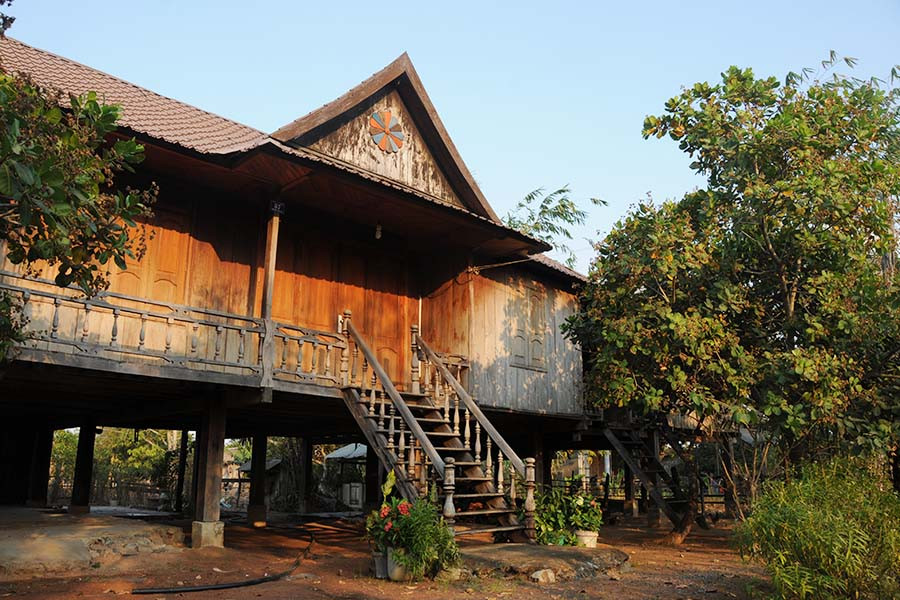 Nhà sàn Bản Đôn mang phong cách kiến trúc truyền thống Lào xa xưa. Ảnh: N.H.T Nhà sàn Bản Đôn mang phong cách kiến trúc truyền thống Lào xa xưa. Ảnh: N.H.T