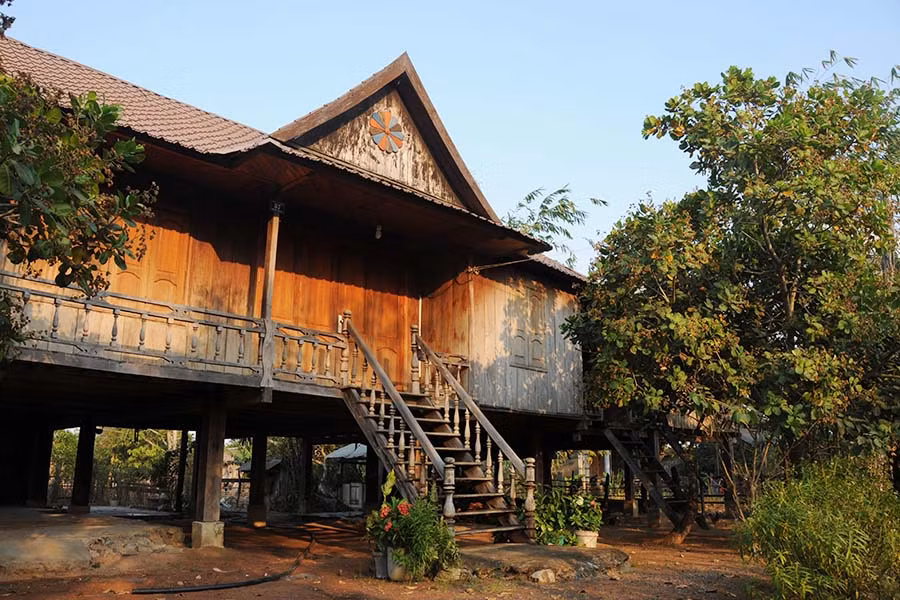 Nhà sàn Bản Đôn mang phong cách kiến trúc truyền thống Lào xa xưa. Ảnh: N.H.T